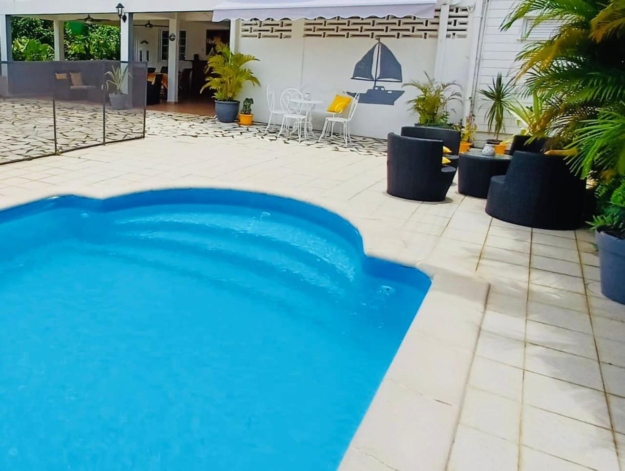 ル・ラモトンCoquet F2 Climatise Avec Piscine Au Lamentinアパートメント エクステリア 写真